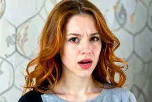 Девушка с выражением удивления и недовольства на лице - это эмоциональная реакция, связанная с чувством зависти